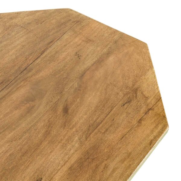 Tables rustiques en bois.