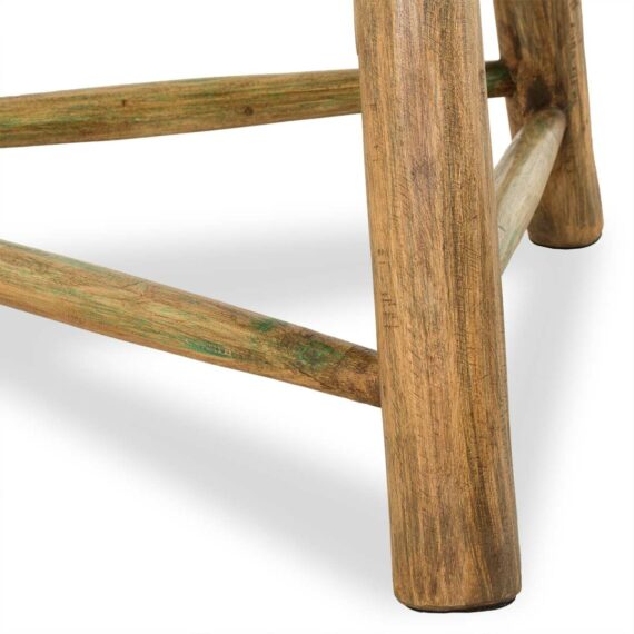 Tables rustiques en bois massif.