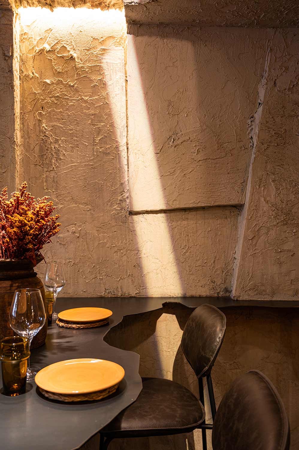 5 buenas ideas para amueblar tu restaurante con mesas altas