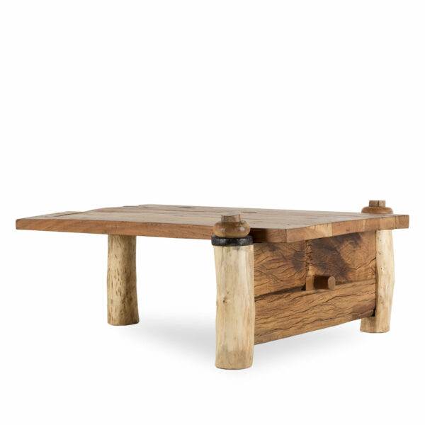 Mesa de centro de madera.