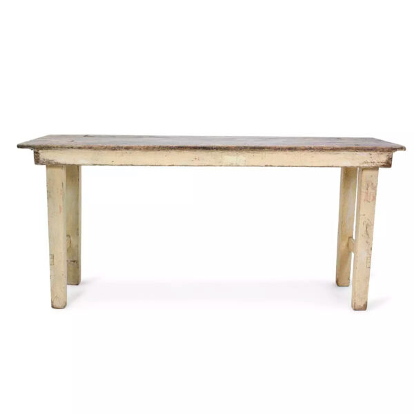 Tables en bois ancien.