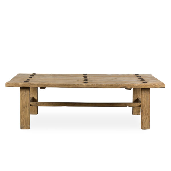 Mesa baja de madera.