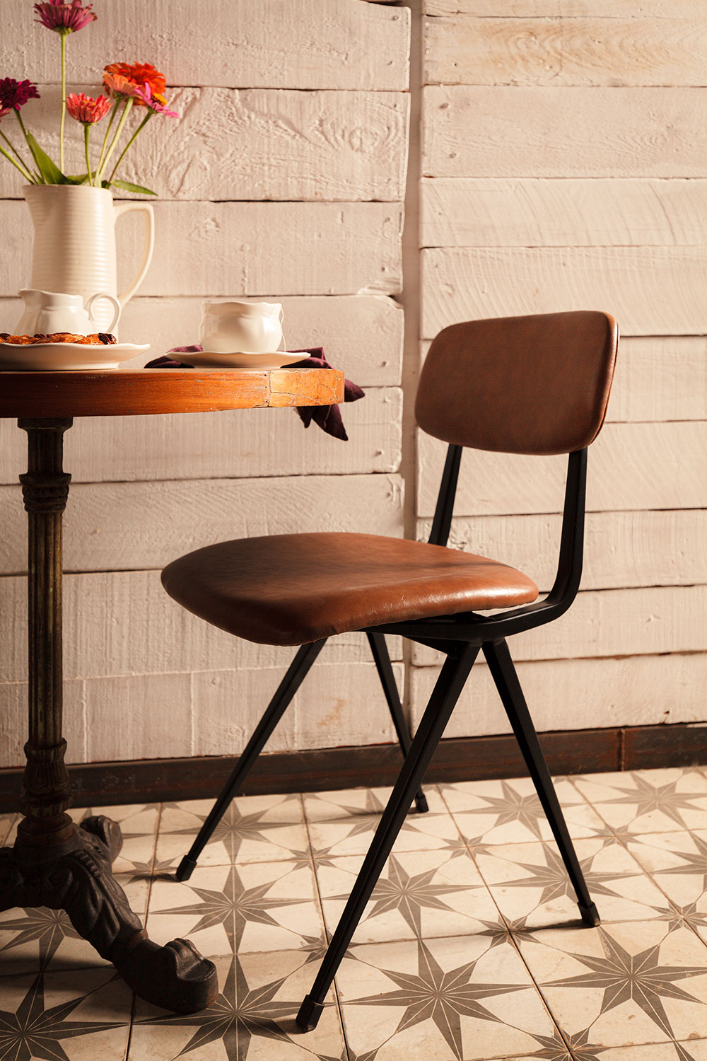 Mesas sillas cafetería.