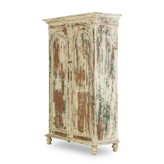 Second-hand vintage cabinet.