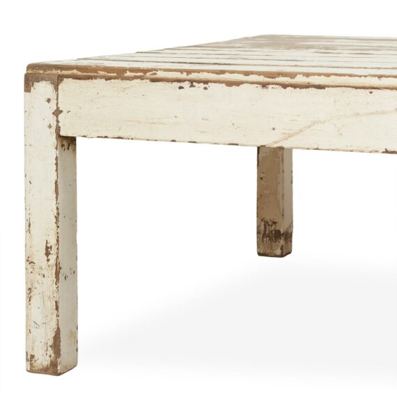 Tables anciennes en bois.
