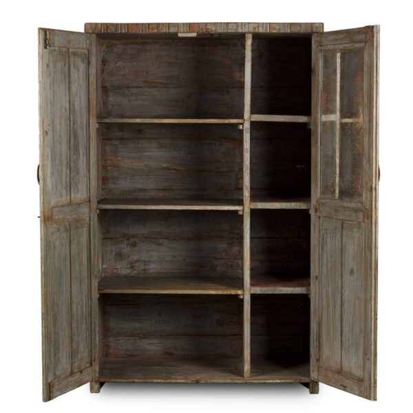 Ancienne armoire en bois.
