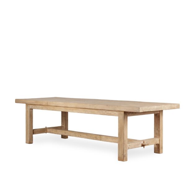 Table en bois naturel.