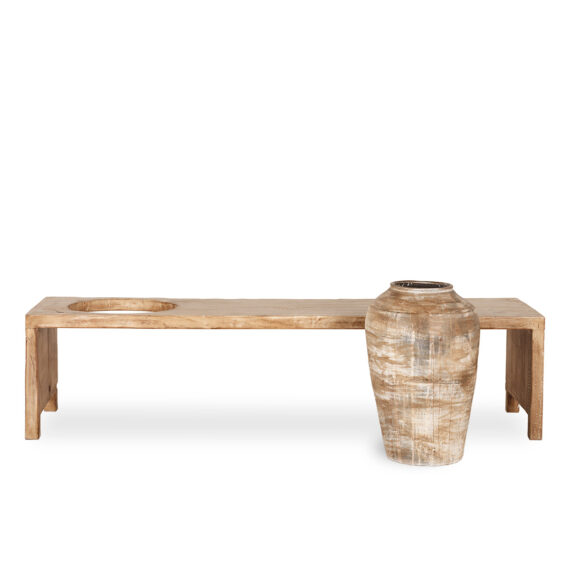Banc en bois avec vase.