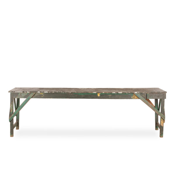 Anciennes tables en bois.