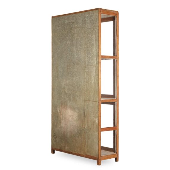 Vitrina antigua de madera.