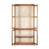 Vitrina antigua de madera y cristal.