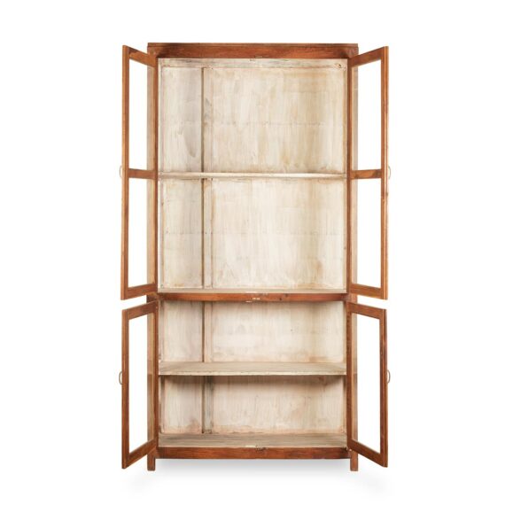 Vitrina antigua de madera y cristal.