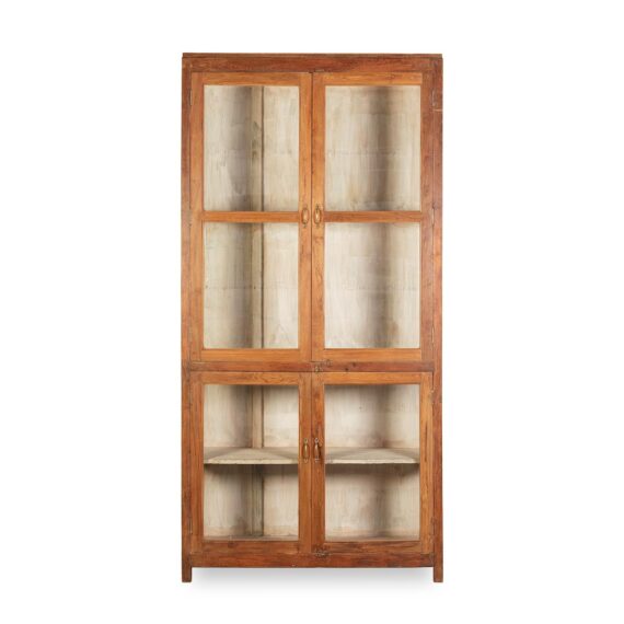 Vitrina de madera y cristal.