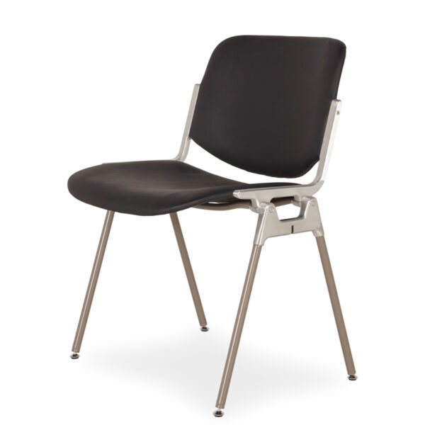 Chaises de salle à manger en similicuir.
