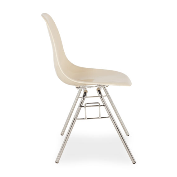 Chaises en polypropylène blanches.