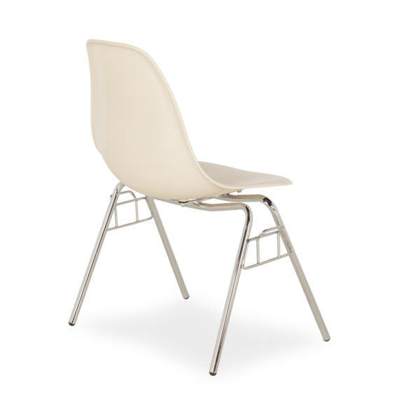 Chaises en polypropylène et métal.