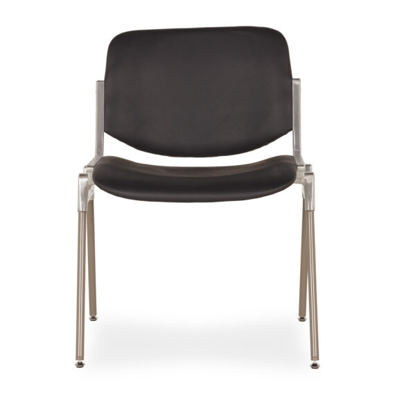 Chaises de salle à manger en similicuir.