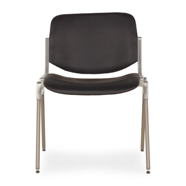 Chaises de salle à manger en similicuir.