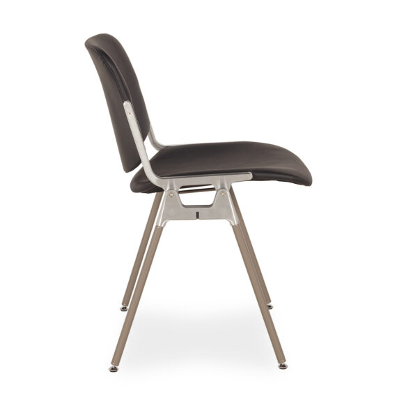 Chaises de salle à manger en similicuir noir.