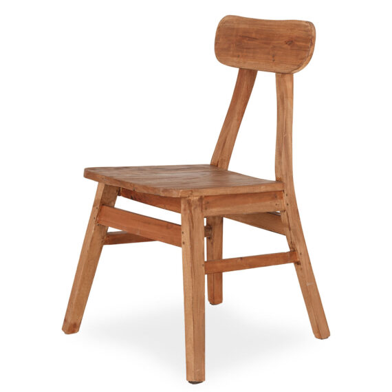 Chaises en bois recyclé.