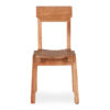 Chaises en bois.