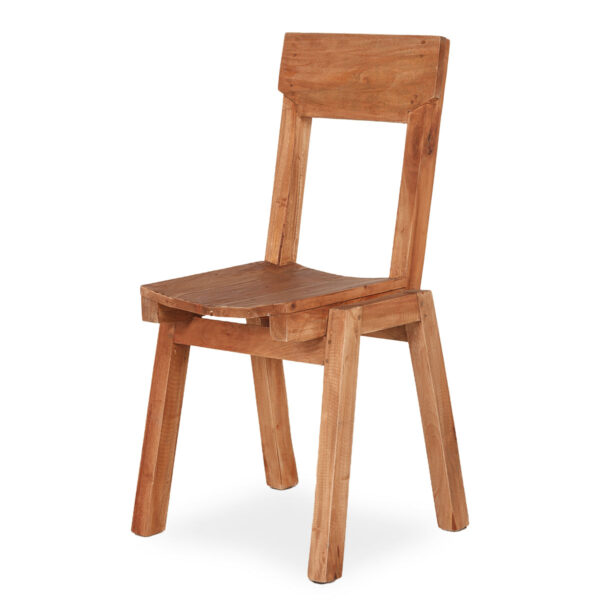 Chaises en bois recyclé.
