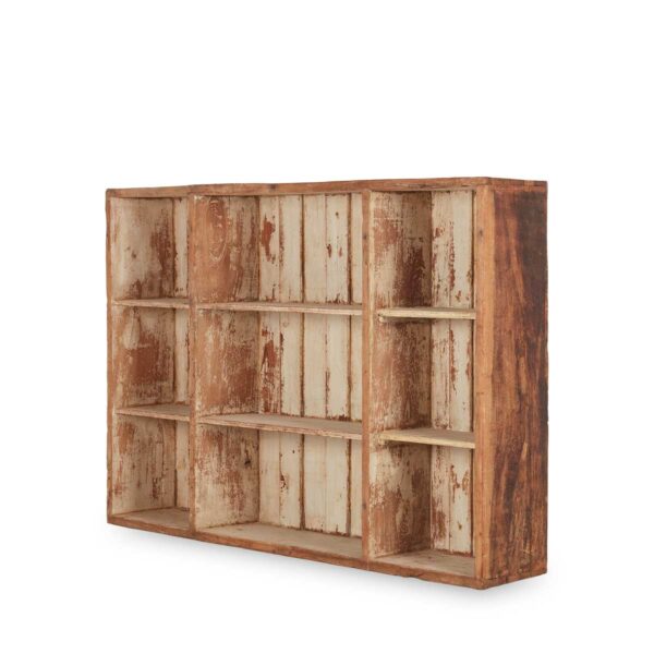 Estantería antigua grande de madera.