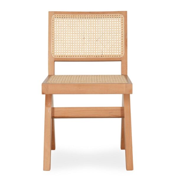 Silla de madera y ratán.
