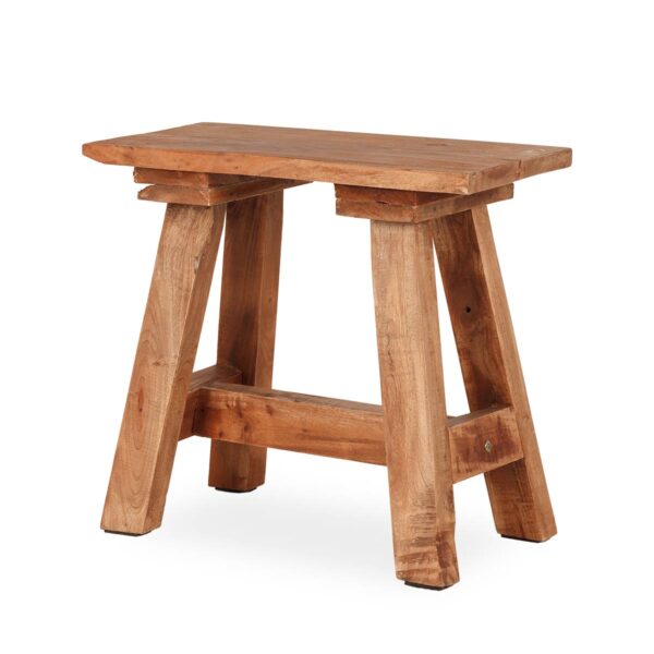Tabouret bas en bois.