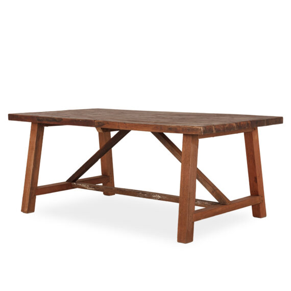 Wooden restaurante tables.