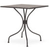 Table carrée extérieure.