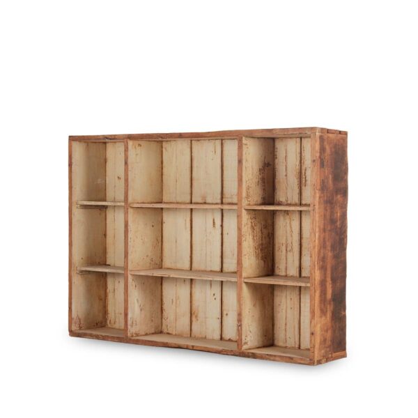 Estantería baja antigua de madera.
